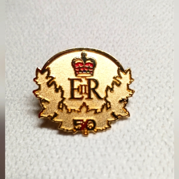 ELIZABETH II 50 years anniversary  coronation pin - Picture 1 of 3